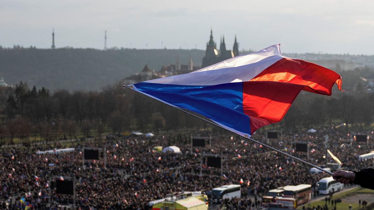Plná Letná a poloprázdné poselství